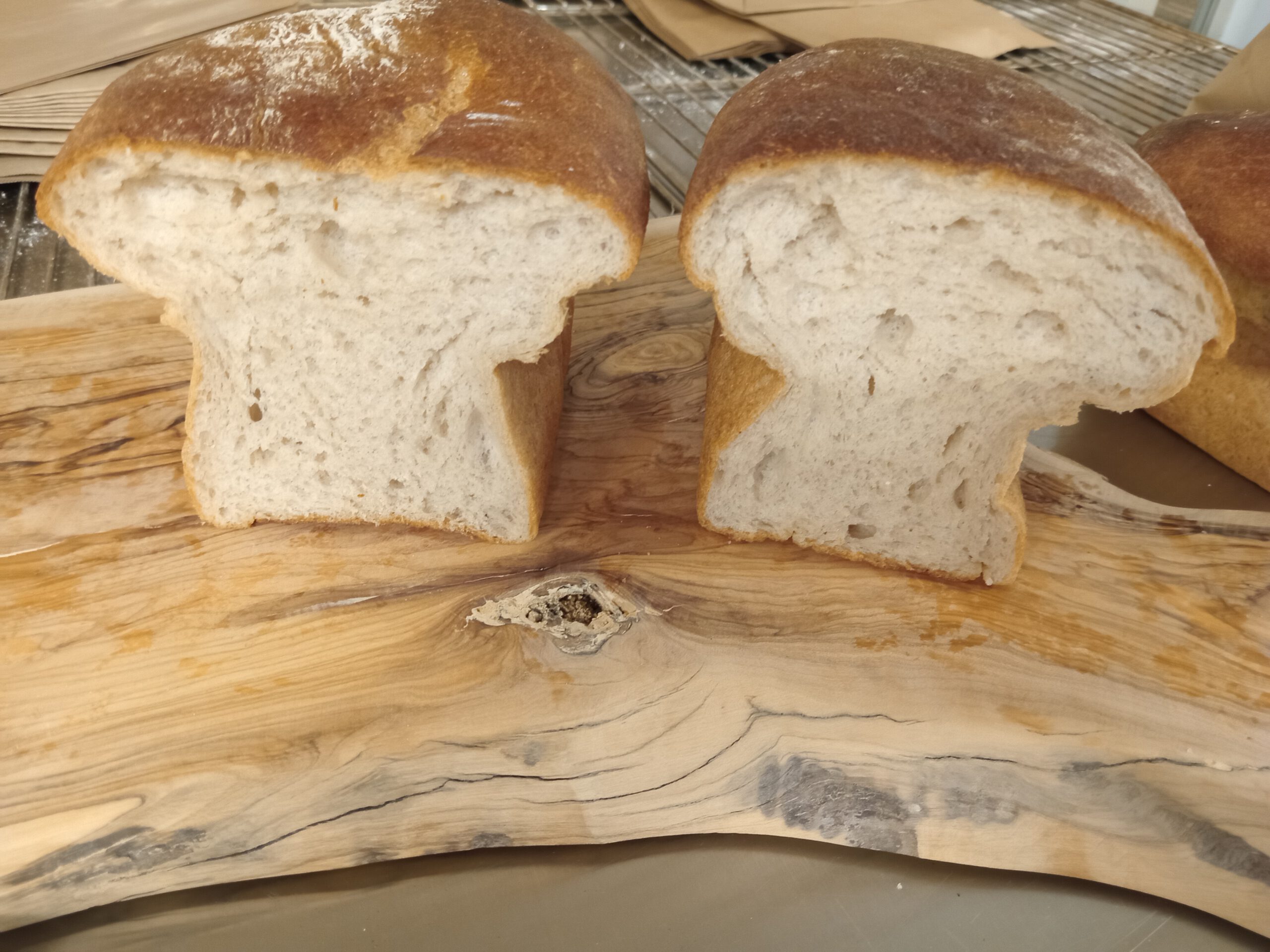 כיכר לחם ללא גלוטן חצויה לשניים